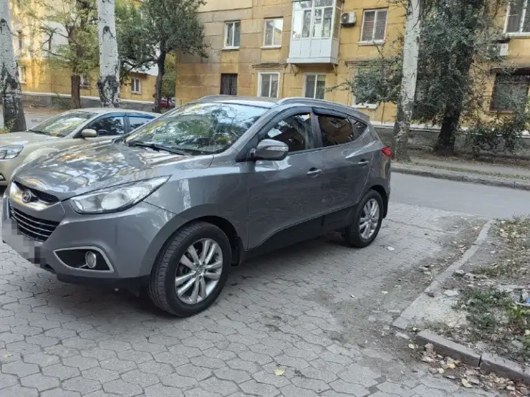 Хюндай-ix35 на автомате. Год-2011 пробег-240 тыс. Полный привод кнопка соп-старт, без ключевой доступ, подогрев. Машина на ходу каждый день в достойном состоянии тел:+79493702945 цена-1м.50тыс руб. - фотография - 1
