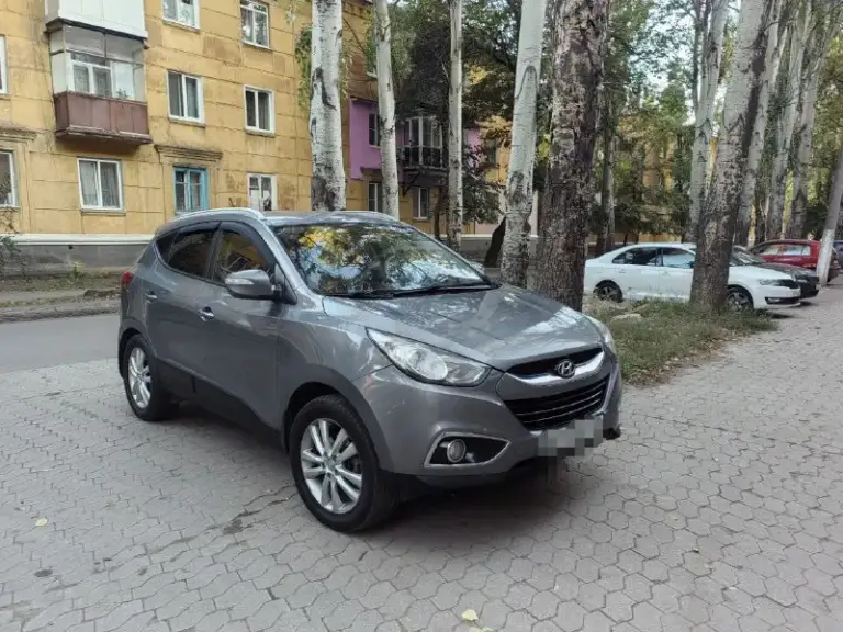 Хюндай-ix35 на автомате. Год-2011 пробег-240 тыс. Полный привод кнопка соп-старт, без ключевой доступ, подогрев. Машина на ходу каждый день в достойном состоянии тел:+79493702945 цена-1м.50тыс руб. - фотография - 2