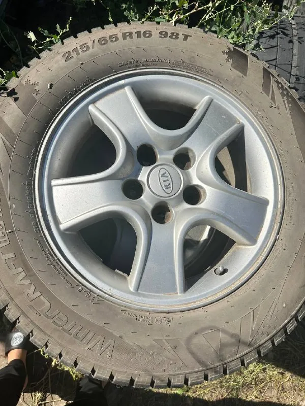 Продам резину зима с дисками r16 215/65 почти новая цена 38.000₽
Звоните +7949-551-68-75 - фотография - 1