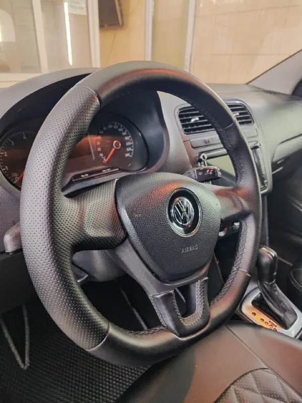 Продам volkswagen polo 2016 год, 1,6 6ступенчатый автомат, пробег 177 тысяч, то проведено, машина на новой резине, кондиционер работает как надо.   Цвет авто очень красивый и редкий в нашем регионе. Цена данного авто 930 тысяч. Торг минимальный. Осмотр макеевка телефон для связи +79495080878 - фотография - 2
