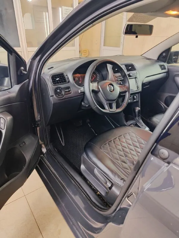 Продам volkswagen polo 2016 год, 1,6 6ступенчатый автомат, пробег 177 тысяч, то проведено, машина на новой резине, кондиционер работает как надо.   Цвет авто очень красивый и редкий в нашем регионе. Цена данного авто 930 тысяч. Торг минимальный. Осмотр макеевка телефон для связи +79495080878 - фотография - 6