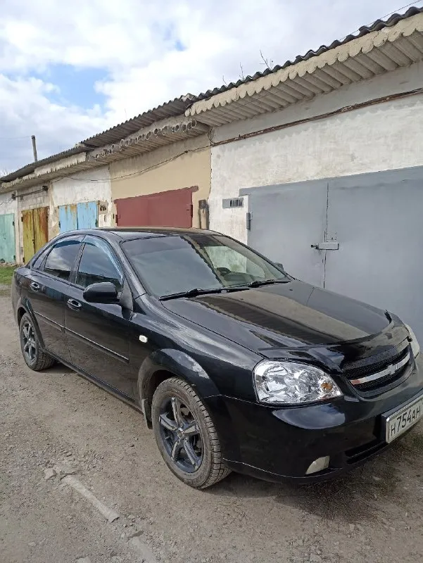 Продам шевроле лачетти 2007 года, корейской сборки, пробег 209 тыс. Кузов в отличном состоянии гнилья и дырок нет. Двигатель 1.6 масло не ест. Коробка автомат работает отлично ни пинает не буксует. Полностью обслужен грм. И помпа, масло в двигателе и коробке заменено. Комплектация; кондиционер рабочий, 4 эл. Стеклоподьемника. Музыка отличная, андроид большой экран. Сигнализация центральный замок, . Салон чистый в отличном состоянии. Ходовая перебрана, стойки передние и задние заменены сделан сход развал. . Цена 650 руб. Торг возле авто. Авто вид имеет отличный. Осмотр амвросиевка. +79493037837 собственник. Переоформление в мрэо - фотография - 2