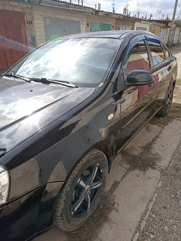 Продам шевроле лачетти 2007 года, корейской сборки, пробег 209 тыс. Кузов в отличном состоянии гнилья и дырок нет. Двигатель 1.6 масло не ест. Коробка автомат работает отлично ни пинает не буксует. Полностью обслужен грм. И помпа, масло в двигателе и коробке заменено. Комплектация; кондиционер рабочий, 4 эл. Стеклоподьемника. Музыка отличная, андроид большой экран. Сигнализация центральный замок, . Салон чистый в отличном состоянии. Ходовая перебрана, стойки передние и задние заменены сделан сход развал. . Цена 650 руб. Торг возле авто. Авто вид имеет отличный. Осмотр амвросиевка. +79493037837 собственник. Переоформление в мрэо - фотография - 4