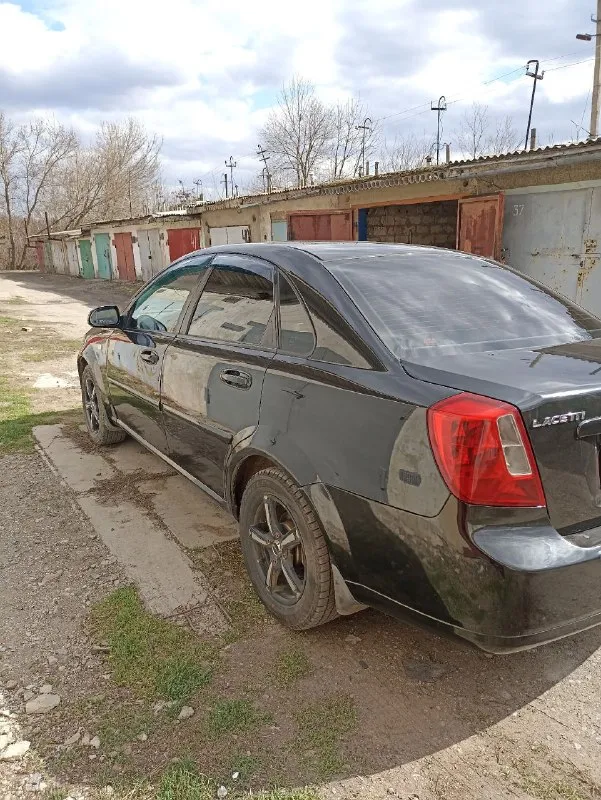Продам шевроле лачетти 2007 года, корейской сборки, пробег 209 тыс. Кузов в отличном состоянии гнилья и дырок нет. Двигатель 1.6 масло не ест. Коробка автомат работает отлично ни пинает не буксует. Полностью обслужен грм. И помпа, масло в двигателе и коробке заменено. Комплектация; кондиционер рабочий, 4 эл. Стеклоподьемника. Музыка отличная, андроид большой экран. Сигнализация центральный замок, . Салон чистый в отличном состоянии. Ходовая перебрана, стойки передние и задние заменены сделан сход развал. . Цена 650 руб. Торг возле авто. Авто вид имеет отличный. Осмотр амвросиевка. +79493037837 собственник. Переоформление в мрэо - фотография - 5