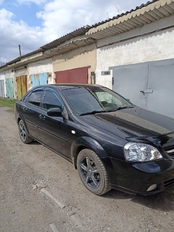 Продам шевроле лачетти 2007 года, корейской сборки, пробег 209 тыс. Кузов в отличном состоянии гнилья и дырок нет. Двигатель 1.6 масло не ест. Коробка автомат работает отлично ни пинает не буксует. Полностью обслужен грм. И помпа, масло в двигателе и коробке заменено. Комплектация; кондиционер рабочий, 4 эл. Стеклоподьемника. Музыка отличная, андроид большой экран. Сигнализация центральный замок, . Салон чистый в отличном состоянии. Ходовая перебрана, стойки передние и задние заменены сделан сход развал. . Цена 650 руб. Торг возле авто. Авто вид имеет отличный. Осмотр амвросиевка. +79493037837 собственник. Переоформление в мрэо - фотография - 6