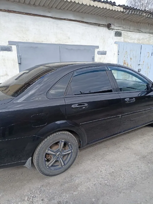 Продам шевроле лачетти 2007 года, корейской сборки, пробег 209 тыс. Кузов в отличном состоянии гнилья и дырок нет. Двигатель 1.6 масло не ест. Коробка автомат работает отлично ни пинает не буксует. Полностью обслужен грм. И помпа, масло в двигателе и коробке заменено. Комплектация; кондиционер рабочий, 4 эл. Стеклоподьемника. Музыка отличная, андроид большой экран. Сигнализация центральный замок, . Салон чистый в отличном состоянии. Ходовая перебрана, стойки передние и задние заменены сделан сход развал. . Цена 650 руб. Торг возле авто. Авто вид имеет отличный. Осмотр амвросиевка. +79493037837 собственник. Переоформление в мрэо - фотография - 8