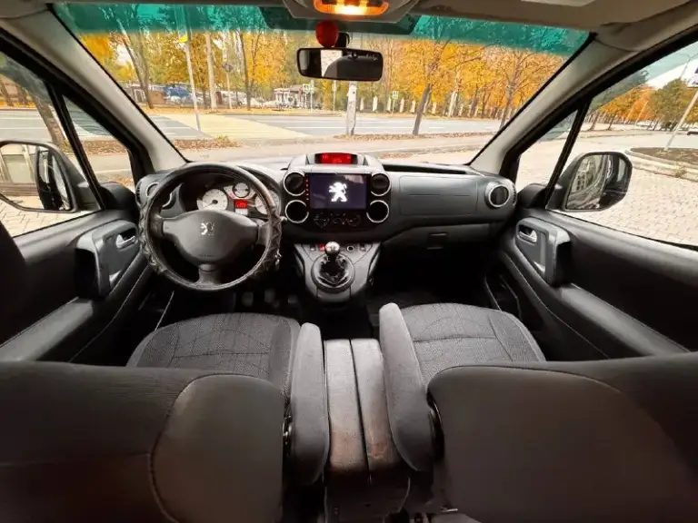 Продается peugeot partner b9
-------------------------
Дополнительное описание:
🚘 Пирожок выпуск конец 2011 года, начинка вся от рестайлинга.
1.6/Механика, двигатель самый надежный в линейки не от бмв!
Подвеска с сзади много рычажная, не рессоры!
✅ Пробег: 210 000 км
✅Топливо: бензин
💯 Состояние идеальное!!!
✅Машина в одной семье с 2014 года
✅Своевременное обслуживание
✅Использовалась для поездок с детьми
✅2 Комплекта колёс
✅Салон как новый
⚠️Сервисная  книжка и инструкция по эксплуатации имеется 
👷🏻‍♂️Произведено очень много работ по замене всего что только можно!!! 
Ближайшие 100 000 километров вам нужно будет менять только жидкости по регламенту.
Все чеки и заказ наряды в наличии, любые проверки приветствуется!
🔊Магнитола с bluetooth handsfree, навигатором и камерой заднего вида.
Успейте купить до повышения цен!
Цена до конца месяца, потом убираю с продажи и в ноябре совсем другая цена!
-------------------------
Цена: 699 999
📲 Tg: ерог
📞 Звоните: +7(949)0893530 - фотография - 7