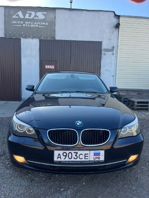 Продам bmw e60 520i 2008 года выпуска, рестайлинг!
Автомобиль в отличном состоянии. Куплена в автодом «виктория» в луганске, с 2012 года машина в одной семье, 2 владелец. Родной пробег автомобиля 156 000 км - оригинальный, в основном трасса. Использовалась для дальних поездок и как машина выходного дня. Зимой выезжала по крайней нужде, хранится в теплом гараже, летом - под навесом на паркинге. Вся в родном окрасе, передняя часть авто была затянута в бронь. Все стекла, включая лобовое - родные! По кузову присутствуют только маленькие жизненные сколы их не большое количество, машине 17 лет. На 145к пробега заменено масло в коробке (масло оригинал + поддон).
На 152к пробега заменены масленные колпачки в двигателе. Замена масла каждые 5000 км, petronas 5w30, объем масла в двигателе 4.25л, позволяю себе менять чаще в такой короткий интервал времени. Два комплекта резины, зима - лето. Новый акб. Любая кнопка, любая функция, что должно работать - все работает! 2 ключа + третий
📞 Звоните: +7(959)5166873 - фотография - 1