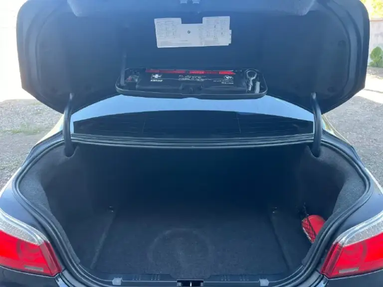 Продам bmw e60 520i 2008 года выпуска, рестайлинг!
Автомобиль в отличном состоянии. Куплена в автодом «виктория» в луганске, с 2012 года машина в одной семье, 2 владелец. Родной пробег автомобиля 156 000 км - оригинальный, в основном трасса. Использовалась для дальних поездок и как машина выходного дня. Зимой выезжала по крайней нужде, хранится в теплом гараже, летом - под навесом на паркинге. Вся в родном окрасе, передняя часть авто была затянута в бронь. Все стекла, включая лобовое - родные! По кузову присутствуют только маленькие жизненные сколы их не большое количество, машине 17 лет. На 145к пробега заменено масло в коробке (масло оригинал + поддон).
На 152к пробега заменены масленные колпачки в двигателе. Замена масла каждые 5000 км, petronas 5w30, объем масла в двигателе 4.25л, позволяю себе менять чаще в такой короткий интервал времени. Два комплекта резины, зима - лето. Новый акб. Любая кнопка, любая функция, что должно работать - все работает! 2 ключа + третий
📞 Звоните: +7(959)5166873 - фотография - 10