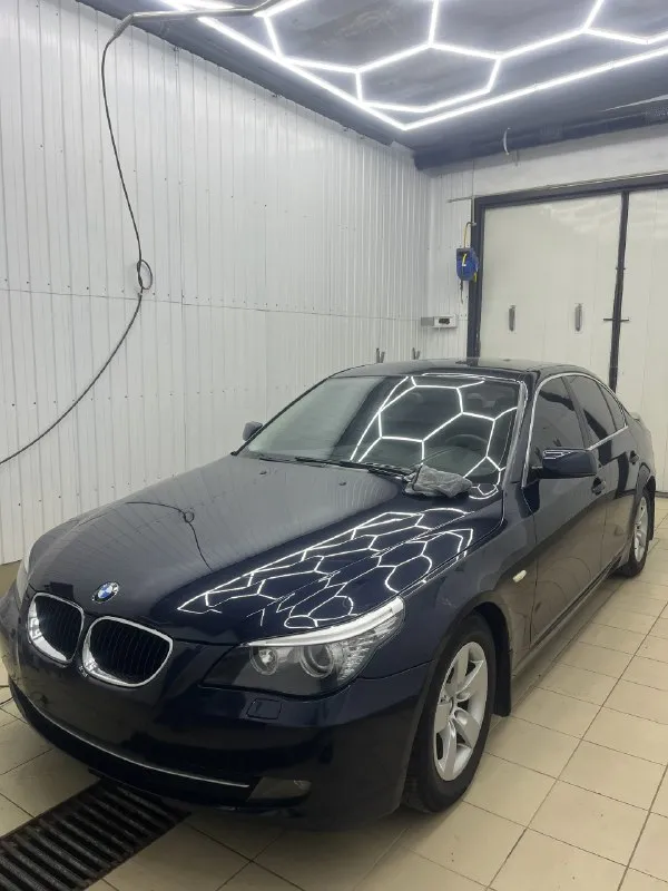 Продам bmw e60 520i 2008 года выпуска, рестайлинг!
Автомобиль в отличном состоянии. Куплена в автодом «виктория» в луганске, с 2012 года машина в одной семье, 2 владелец. Родной пробег автомобиля 156 000 км - оригинальный, в основном трасса. Использовалась для дальних поездок и как машина выходного дня. Зимой выезжала по крайней нужде, хранится в теплом гараже, летом - под навесом на паркинге. Вся в родном окрасе, передняя часть авто была затянута в бронь. Все стекла, включая лобовое - родные! По кузову присутствуют только маленькие жизненные сколы их не большое количество, машине 17 лет. На 145к пробега заменено масло в коробке (масло оригинал + поддон).
На 152к пробега заменены масленные колпачки в двигателе. Замена масла каждые 5000 км, petronas 5w30, объем масла в двигателе 4.25л, позволяю себе менять чаще в такой короткий интервал времени. Два комплекта резины, зима - лето. Новый акб. Любая кнопка, любая функция, что должно работать - все работает! 2 ключа + третий
📞 Звоните: +7(959)5166873 - фотография - 2