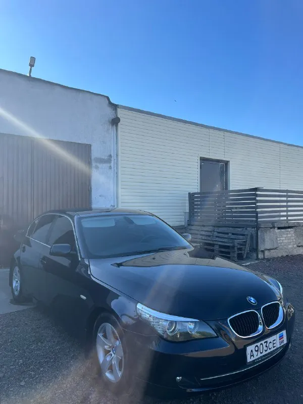 Продам bmw e60 520i 2008 года выпуска, рестайлинг!
Автомобиль в отличном состоянии. Куплена в автодом «виктория» в луганске, с 2012 года машина в одной семье, 2 владелец. Родной пробег автомобиля 156 000 км - оригинальный, в основном трасса. Использовалась для дальних поездок и как машина выходного дня. Зимой выезжала по крайней нужде, хранится в теплом гараже, летом - под навесом на паркинге. Вся в родном окрасе, передняя часть авто была затянута в бронь. Все стекла, включая лобовое - родные! По кузову присутствуют только маленькие жизненные сколы их не большое количество, машине 17 лет. На 145к пробега заменено масло в коробке (масло оригинал + поддон).
На 152к пробега заменены масленные колпачки в двигателе. Замена масла каждые 5000 км, petronas 5w30, объем масла в двигателе 4.25л, позволяю себе менять чаще в такой короткий интервал времени. Два комплекта резины, зима - лето. Новый акб. Любая кнопка, любая функция, что должно работать - все работает! 2 ключа + третий
📞 Звоните: +7(959)5166873 - фотография - 3