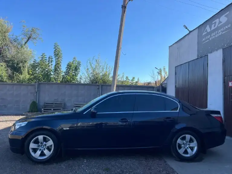 Продам bmw e60 520i 2008 года выпуска, рестайлинг!
Автомобиль в отличном состоянии. Куплена в автодом «виктория» в луганске, с 2012 года машина в одной семье, 2 владелец. Родной пробег автомобиля 156 000 км - оригинальный, в основном трасса. Использовалась для дальних поездок и как машина выходного дня. Зимой выезжала по крайней нужде, хранится в теплом гараже, летом - под навесом на паркинге. Вся в родном окрасе, передняя часть авто была затянута в бронь. Все стекла, включая лобовое - родные! По кузову присутствуют только маленькие жизненные сколы их не большое количество, машине 17 лет. На 145к пробега заменено масло в коробке (масло оригинал + поддон).
На 152к пробега заменены масленные колпачки в двигателе. Замена масла каждые 5000 км, petronas 5w30, объем масла в двигателе 4.25л, позволяю себе менять чаще в такой короткий интервал времени. Два комплекта резины, зима - лето. Новый акб. Любая кнопка, любая функция, что должно работать - все работает! 2 ключа + третий
📞 Звоните: +7(959)5166873 - фотография - 4