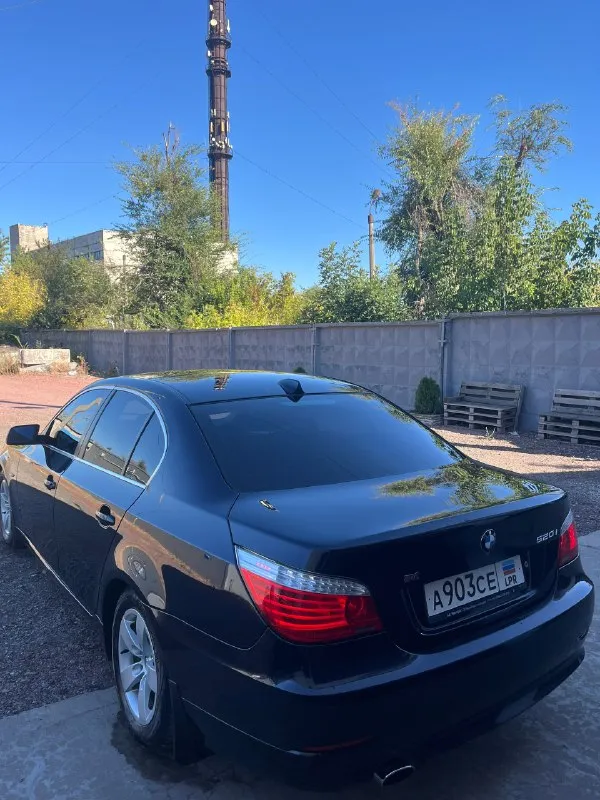 Продам bmw e60 520i 2008 года выпуска, рестайлинг!
Автомобиль в отличном состоянии. Куплена в автодом «виктория» в луганске, с 2012 года машина в одной семье, 2 владелец. Родной пробег автомобиля 156 000 км - оригинальный, в основном трасса. Использовалась для дальних поездок и как машина выходного дня. Зимой выезжала по крайней нужде, хранится в теплом гараже, летом - под навесом на паркинге. Вся в родном окрасе, передняя часть авто была затянута в бронь. Все стекла, включая лобовое - родные! По кузову присутствуют только маленькие жизненные сколы их не большое количество, машине 17 лет. На 145к пробега заменено масло в коробке (масло оригинал + поддон).
На 152к пробега заменены масленные колпачки в двигателе. Замена масла каждые 5000 км, petronas 5w30, объем масла в двигателе 4.25л, позволяю себе менять чаще в такой короткий интервал времени. Два комплекта резины, зима - лето. Новый акб. Любая кнопка, любая функция, что должно работать - все работает! 2 ключа + третий
📞 Звоните: +7(959)5166873 - фотография - 5