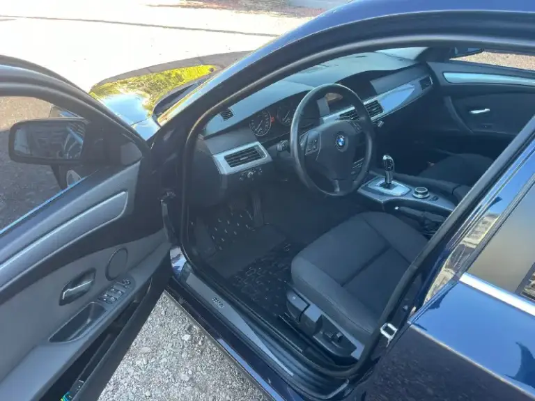 Продам bmw e60 520i 2008 года выпуска, рестайлинг!
Автомобиль в отличном состоянии. Куплена в автодом «виктория» в луганске, с 2012 года машина в одной семье, 2 владелец. Родной пробег автомобиля 156 000 км - оригинальный, в основном трасса. Использовалась для дальних поездок и как машина выходного дня. Зимой выезжала по крайней нужде, хранится в теплом гараже, летом - под навесом на паркинге. Вся в родном окрасе, передняя часть авто была затянута в бронь. Все стекла, включая лобовое - родные! По кузову присутствуют только маленькие жизненные сколы их не большое количество, машине 17 лет. На 145к пробега заменено масло в коробке (масло оригинал + поддон).
На 152к пробега заменены масленные колпачки в двигателе. Замена масла каждые 5000 км, petronas 5w30, объем масла в двигателе 4.25л, позволяю себе менять чаще в такой короткий интервал времени. Два комплекта резины, зима - лето. Новый акб. Любая кнопка, любая функция, что должно работать - все работает! 2 ключа + третий
📞 Звоните: +7(959)5166873 - фотография - 6