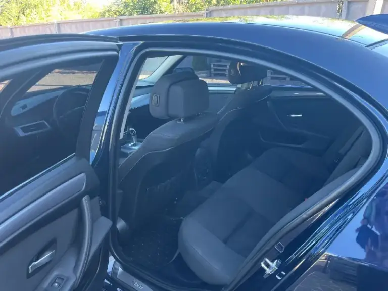 Продам bmw e60 520i 2008 года выпуска, рестайлинг!
Автомобиль в отличном состоянии. Куплена в автодом «виктория» в луганске, с 2012 года машина в одной семье, 2 владелец. Родной пробег автомобиля 156 000 км - оригинальный, в основном трасса. Использовалась для дальних поездок и как машина выходного дня. Зимой выезжала по крайней нужде, хранится в теплом гараже, летом - под навесом на паркинге. Вся в родном окрасе, передняя часть авто была затянута в бронь. Все стекла, включая лобовое - родные! По кузову присутствуют только маленькие жизненные сколы их не большое количество, машине 17 лет. На 145к пробега заменено масло в коробке (масло оригинал + поддон).
На 152к пробега заменены масленные колпачки в двигателе. Замена масла каждые 5000 км, petronas 5w30, объем масла в двигателе 4.25л, позволяю себе менять чаще в такой короткий интервал времени. Два комплекта резины, зима - лето. Новый акб. Любая кнопка, любая функция, что должно работать - все работает! 2 ключа + третий
📞 Звоните: +7(959)5166873 - фотография - 7