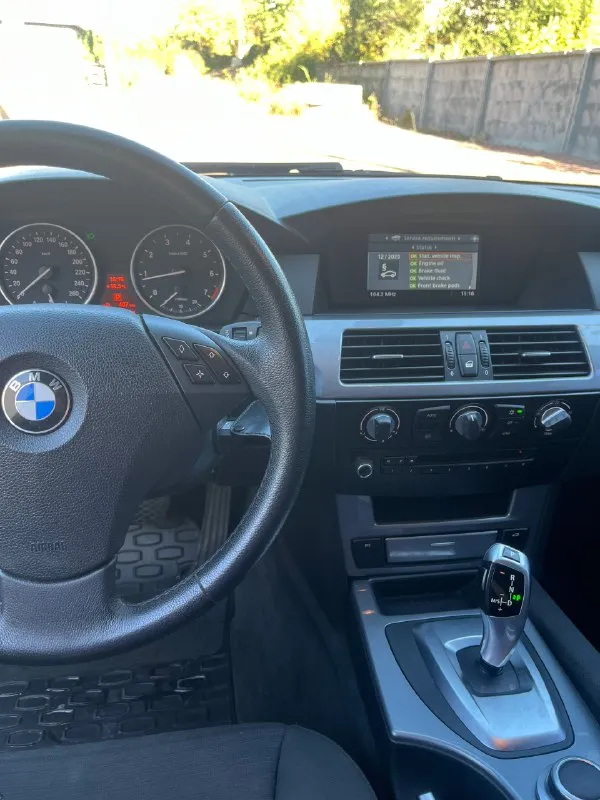 Продам bmw e60 520i 2008 года выпуска, рестайлинг!
Автомобиль в отличном состоянии. Куплена в автодом «виктория» в луганске, с 2012 года машина в одной семье, 2 владелец. Родной пробег автомобиля 156 000 км - оригинальный, в основном трасса. Использовалась для дальних поездок и как машина выходного дня. Зимой выезжала по крайней нужде, хранится в теплом гараже, летом - под навесом на паркинге. Вся в родном окрасе, передняя часть авто была затянута в бронь. Все стекла, включая лобовое - родные! По кузову присутствуют только маленькие жизненные сколы их не большое количество, машине 17 лет. На 145к пробега заменено масло в коробке (масло оригинал + поддон).
На 152к пробега заменены масленные колпачки в двигателе. Замена масла каждые 5000 км, petronas 5w30, объем масла в двигателе 4.25л, позволяю себе менять чаще в такой короткий интервал времени. Два комплекта резины, зима - лето. Новый акб. Любая кнопка, любая функция, что должно работать - все работает! 2 ключа + третий
📞 Звоните: +7(959)5166873 - фотография - 8