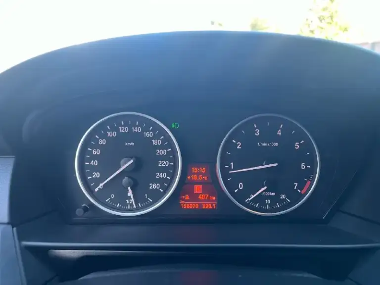 Продам bmw e60 520i 2008 года выпуска, рестайлинг!
Автомобиль в отличном состоянии. Куплена в автодом «виктория» в луганске, с 2012 года машина в одной семье, 2 владелец. Родной пробег автомобиля 156 000 км - оригинальный, в основном трасса. Использовалась для дальних поездок и как машина выходного дня. Зимой выезжала по крайней нужде, хранится в теплом гараже, летом - под навесом на паркинге. Вся в родном окрасе, передняя часть авто была затянута в бронь. Все стекла, включая лобовое - родные! По кузову присутствуют только маленькие жизненные сколы их не большое количество, машине 17 лет. На 145к пробега заменено масло в коробке (масло оригинал + поддон).
На 152к пробега заменены масленные колпачки в двигателе. Замена масла каждые 5000 км, petronas 5w30, объем масла в двигателе 4.25л, позволяю себе менять чаще в такой короткий интервал времени. Два комплекта резины, зима - лето. Новый акб. Любая кнопка, любая функция, что должно работать - все работает! 2 ключа + третий
📞 Звоните: +7(959)5166873 - фотография - 9