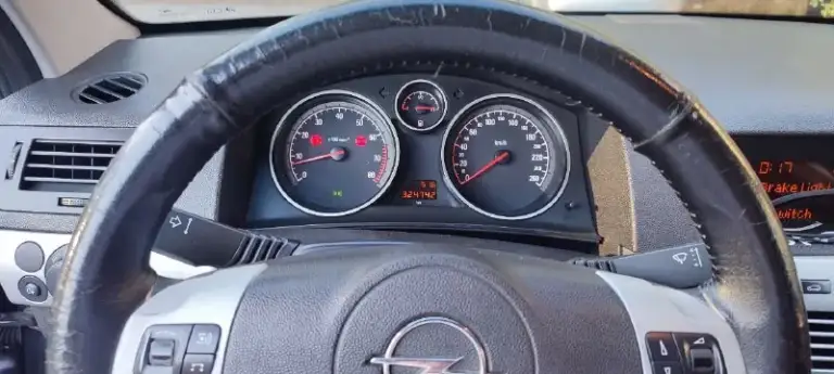 Продам opel astra h, астра, 2009г. Цена 620т. Торг есть. По кузову нигде нет ржавчины, всё целое, днище и пороги тоже. По документам: юридически чисто, любое переоформление. По технике: мотор 1.6 работает отлично, динамика стабильная, это уже лучшая серия z16xer, поэтому увеличена мощность и масло не ест, ну и главное расход 8,6л с кондеем. Подвеска собранная. Всё менялось вовремя, снег на обслуживание и ремонт не жалел. Уверенно на дороге, особенно нравится при вхождении в поворот. Комфортный салон: всё чисто и ухоженно, андроид магнитола, датчик света, датчик дождя, электропакет, корректировка фар, регулировка руля по высоте и по вылету. Пробег 314 к. На 310 был произведен капитальный ремонт двс. Два комплекта резины зима и лето практически в новом состоянии. Телефон +79493670729 - фотография - 7