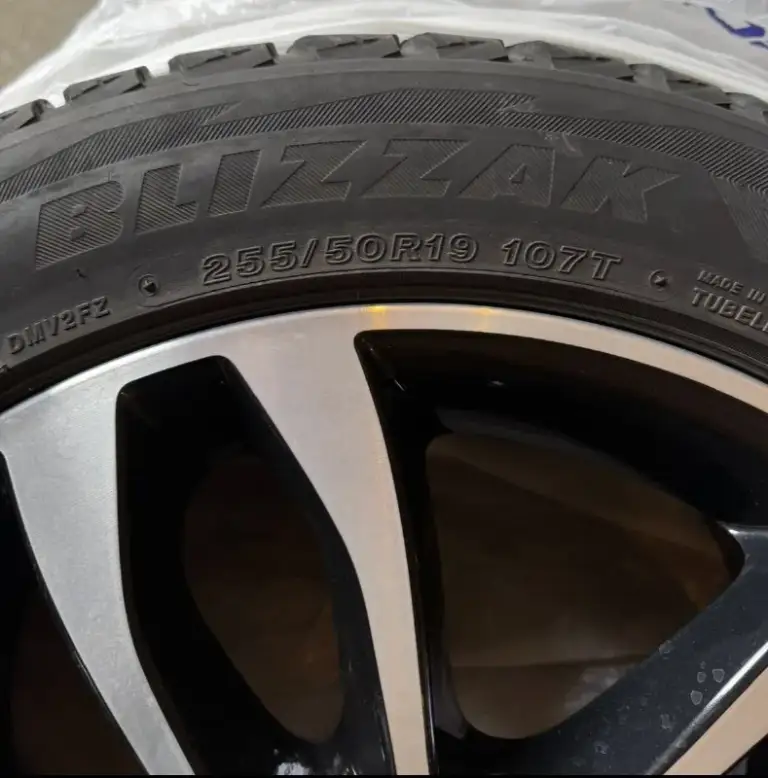 Продам 4шт оригинальные новые диски bmw размер 19 с зимней резиной. Тел +7 959 143 76 76
📞 Звоните: +7(959)1437676 - фотография - 2
