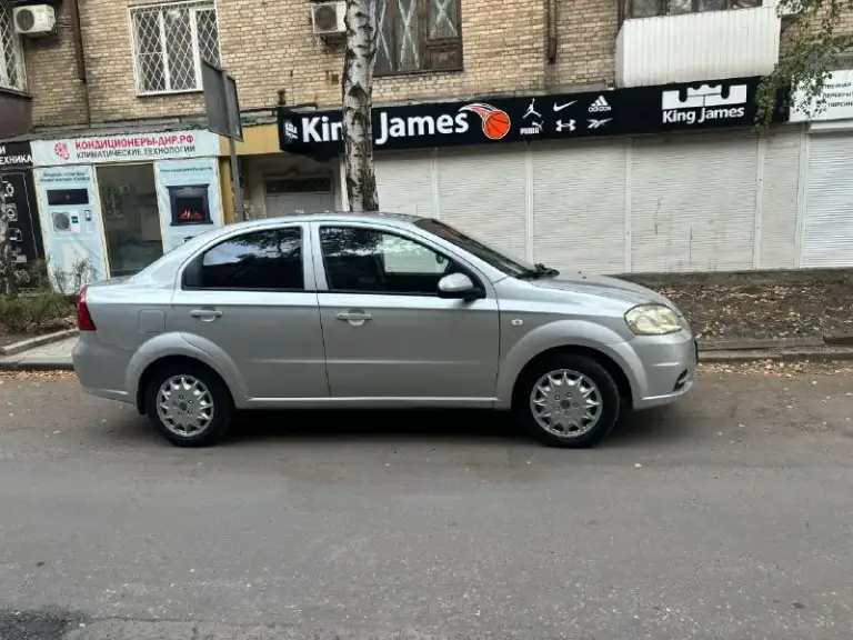 ‼️Chevrolet aveo автомат ‼️
Год 2008
Пробег 291 ( родной)
Двигатель 1.4 101 лс
Коробка автоматическая
Автомобиль в очень хорошем состоянии.
Двигатель работает ровно. Не троит, ошибок нет, набирает хорошо.
Коробка в идеальном состоянии. Переключает без пинков, рывков, провалов. Не затягивает. Установлен самый обычный 4 ступенчатый японский айсин. В прошлом году было полное то с заменой соленоида. Летом частичная замена масла. Ближайшие 30-40 тысяч не требует никаких вмешательств.
Ходовая мягкая. Посторонних звуков нет.
По электрике работает каждая кнопочка. Последние 8 лет в одной семье.
‼️Кондиционер работает. ‼️
В июле установлен новый компрессор, заменена трубка и заправлен.
Радиаторы снимали и чистили.
Кузов в отличном состоянии.
Резина зима уже обута.
Юридически чистая
Переоформление.
Самый дешевый в обслуживании, неприхотливый, надежный авто на автомате.
Идеальный вариант для новичка, девочке, такси, торговому.
Цена 450 т. Р. И нереально хороший торг реальному покупателю.
+79493328438 - фотография - 3