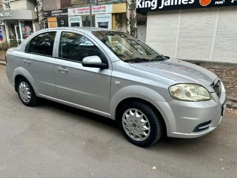 ‼️Chevrolet aveo автомат ‼️
Год 2008
Пробег 291 ( родной)
Двигатель 1.4 101 лс
Коробка автоматическая
Автомобиль в очень хорошем состоянии.
Двигатель работает ровно. Не троит, ошибок нет, набирает хорошо.
Коробка в идеальном состоянии. Переключает без пинков, рывков, провалов. Не затягивает. Установлен самый обычный 4 ступенчатый японский айсин. В прошлом году было полное то с заменой соленоида. Летом частичная замена масла. Ближайшие 30-40 тысяч не требует никаких вмешательств.
Ходовая мягкая. Посторонних звуков нет.
По электрике работает каждая кнопочка. Последние 8 лет в одной семье.
‼️Кондиционер работает. ‼️
В июле установлен новый компрессор, заменена трубка и заправлен.
Радиаторы снимали и чистили.
Кузов в отличном состоянии.
Резина зима уже обута.
Юридически чистая
Переоформление.
Самый дешевый в обслуживании, неприхотливый, надежный авто на автомате.
Идеальный вариант для новичка, девочке, такси, торговому.
Цена 450 т. Р. И нереально хороший торг реальному покупателю.
+79493328438 - фотография - 7