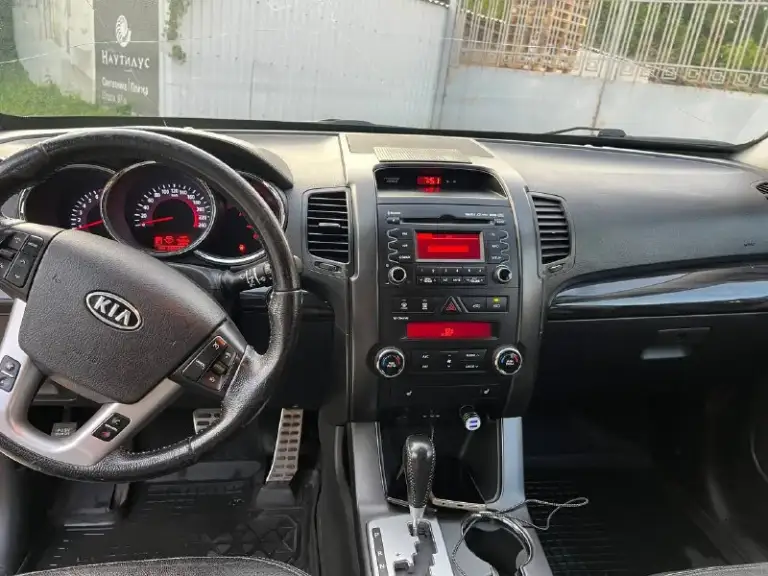 Kia sorento xm полный привод
2,4 Бензин 2011г 233000 пробег.
Продаю свой автомобиль. По факту и по документам. Продаю в связи с покупкой нового автомобиля. Все что надо, делалось вовремя и использовалась хорошие запчасти. Недавно поменяли по переду все пыльники и тяги.
Мотор и коробка работают без нареканий. По кузову практически весь в родном окрасе , без дтп. Все стекла и детали заводские. Салон и пластик в хорошем состоянии. Новый аккумулятор, новые свечки, заменил прокладку клапанной крышки, новая гофра. Установлена хорошая сигнализация с автозапуском. Два комплекта ключей, сервисная книжка, зимняя резина. Замена масла каждые 7000 км.
Круиз-контроль,
Мульти руль,
Подогревы сидений
2-Х зонный климат
Парктроник, авто складывание зеркал.
Датчик дождя,
Авто свет, кнопка старт/стоп
Помощь при спуске с наклонной поверхности
Цена 1330000 осмотр по договоренности. Номера оставлю себе. Машина эксплуатируется каждый день. +79495540408 - фотография - 3