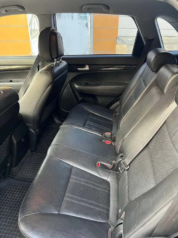Kia sorento xm полный привод
2,4 Бензин 2011г 233000 пробег.
Продаю свой автомобиль. По факту и по документам. Продаю в связи с покупкой нового автомобиля. Все что надо, делалось вовремя и использовалась хорошие запчасти. Недавно поменяли по переду все пыльники и тяги.
Мотор и коробка работают без нареканий. По кузову практически весь в родном окрасе , без дтп. Все стекла и детали заводские. Салон и пластик в хорошем состоянии. Новый аккумулятор, новые свечки, заменил прокладку клапанной крышки, новая гофра. Установлена хорошая сигнализация с автозапуском. Два комплекта ключей, сервисная книжка, зимняя резина. Замена масла каждые 7000 км.
Круиз-контроль,
Мульти руль,
Подогревы сидений
2-Х зонный климат
Парктроник, авто складывание зеркал.
Датчик дождя,
Авто свет, кнопка старт/стоп
Помощь при спуске с наклонной поверхности
Цена 1330000 осмотр по договоренности. Номера оставлю себе. Машина эксплуатируется каждый день. +79495540408 - фотография - 7