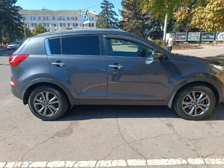 Продам kia sportage. Год: 2010. Обьем : 2.0 бензин. Пробег: 229000км. Кпп: автомат (полноценный). Автомобиль в хорошем состоянии, как технически так и внешне. Двигатель работает ровно, не дымит, масло не расходует. Коробка передач чистый автомат, работает отлично во всех режимах. Ходовая обслужена, не стучит, не гремит. Салон в хорошем состоянии, работает всё. Я владелец с мая 2023 года в днр. Продаю в связи с покупкой нового авто. Звоните, приезжайте, смотрите. Хороший авто за адекватные деньги! Зимняя резина в подарок. Осмотр: донецк-макеевка. Цена:1.2₽. (без торга )
Связь:+7-949-317-90-12 валерий - фотография - 6