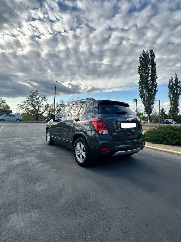 В продаже свой кроссовер chevrolet trax 2019г
Двигатель: 1.4турбо (140л. С)
Кпп: автомат 6speed
Привод: передний
Пробег: 82000км (100%оригинальный)
Цена: 1.700.000р
Город: красный луч
Контакты: +79591952012
Продажа в связи с покупкой нового авто!
Кузов в родной краске, кроме переднего правого крыла(вторичный окрас без дтп)
Безопасность (airbag) родная вся на месте!
Надёжный 1.4 мотор в сочетании с обычным 6 ступенчатым автоматом(гидротрансформатором) обеспечивает маленький расход топлива 7.5л смешанный цикл💪
Комплектация:
-Электро-стеклоподъемники 4двери
-Кондиционер
-Круиз-контроль
-Abs(антиблокировочная система)
-Esp(система курсовой устойчивости)
-Ebd(система распределения тормозного усилия)
-Bas(вспомогательная система торможения)
-Tcs(антипробуксовочная система)
-Hac (система помощи при старте на подъеме)
-Датчик дождя
-Датчик света
-Мультируль,
-Мультимедиа apple carplay и аndroid avto
-Камера заднего вида с проекцией
-Навигация
-Бортовой компьютер
-Сигнализация
-П
📞 Звоните: +7(959)1952012 - фотография - 3