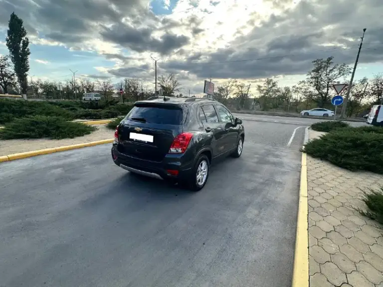В продаже свой кроссовер chevrolet trax 2019г
Двигатель: 1.4турбо (140л. С)
Кпп: автомат 6speed
Привод: передний
Пробег: 82000км (100%оригинальный)
Цена: 1.700.000р
Город: красный луч
Контакты: +79591952012
Продажа в связи с покупкой нового авто!
Кузов в родной краске, кроме переднего правого крыла(вторичный окрас без дтп)
Безопасность (airbag) родная вся на месте!
Надёжный 1.4 мотор в сочетании с обычным 6 ступенчатым автоматом(гидротрансформатором) обеспечивает маленький расход топлива 7.5л смешанный цикл💪
Комплектация:
-Электро-стеклоподъемники 4двери
-Кондиционер
-Круиз-контроль
-Abs(антиблокировочная система)
-Esp(система курсовой устойчивости)
-Ebd(система распределения тормозного усилия)
-Bas(вспомогательная система торможения)
-Tcs(антипробуксовочная система)
-Hac (система помощи при старте на подъеме)
-Датчик дождя
-Датчик света
-Мультируль,
-Мультимедиа apple carplay и аndroid avto
-Камера заднего вида с проекцией
-Навигация
-Бортовой компьютер
-Сигнализация
-П
📞 Звоните: +7(959)1952012 - фотография - 4
