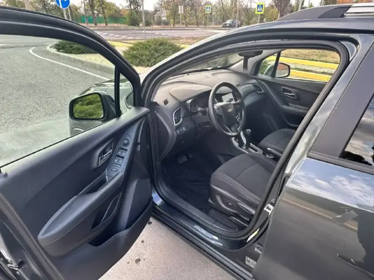 В продаже свой кроссовер chevrolet trax 2019г
Двигатель: 1.4турбо (140л. С)
Кпп: автомат 6speed
Привод: передний
Пробег: 82000км (100%оригинальный)
Цена: 1.700.000р
Город: красный луч
Контакты: +79591952012
Продажа в связи с покупкой нового авто!
Кузов в родной краске, кроме переднего правого крыла(вторичный окрас без дтп)
Безопасность (airbag) родная вся на месте!
Надёжный 1.4 мотор в сочетании с обычным 6 ступенчатым автоматом(гидротрансформатором) обеспечивает маленький расход топлива 7.5л смешанный цикл💪
Комплектация:
-Электро-стеклоподъемники 4двери
-Кондиционер
-Круиз-контроль
-Abs(антиблокировочная система)
-Esp(система курсовой устойчивости)
-Ebd(система распределения тормозного усилия)
-Bas(вспомогательная система торможения)
-Tcs(антипробуксовочная система)
-Hac (система помощи при старте на подъеме)
-Датчик дождя
-Датчик света
-Мультируль,
-Мультимедиа apple carplay и аndroid avto
-Камера заднего вида с проекцией
-Навигация
-Бортовой компьютер
-Сигнализация
-П
📞 Звоните: +7(959)1952012 - фотография - 5