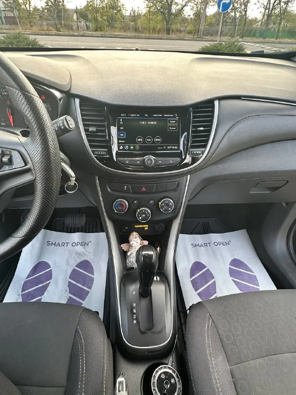 В продаже свой кроссовер chevrolet trax 2019г
Двигатель: 1.4турбо (140л. С)
Кпп: автомат 6speed
Привод: передний
Пробег: 82000км (100%оригинальный)
Цена: 1.700.000р
Город: красный луч
Контакты: +79591952012
Продажа в связи с покупкой нового авто!
Кузов в родной краске, кроме переднего правого крыла(вторичный окрас без дтп)
Безопасность (airbag) родная вся на месте!
Надёжный 1.4 мотор в сочетании с обычным 6 ступенчатым автоматом(гидротрансформатором) обеспечивает маленький расход топлива 7.5л смешанный цикл💪
Комплектация:
-Электро-стеклоподъемники 4двери
-Кондиционер
-Круиз-контроль
-Abs(антиблокировочная система)
-Esp(система курсовой устойчивости)
-Ebd(система распределения тормозного усилия)
-Bas(вспомогательная система торможения)
-Tcs(антипробуксовочная система)
-Hac (система помощи при старте на подъеме)
-Датчик дождя
-Датчик света
-Мультируль,
-Мультимедиа apple carplay и аndroid avto
-Камера заднего вида с проекцией
-Навигация
-Бортовой компьютер
-Сигнализация
-П
📞 Звоните: +7(959)1952012 - фотография - 8