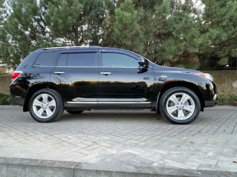 Toyota highlander-2011 год-6-месяца-черный-на черном салоне!
3.5-Бензин-v6 -(273-лошадки!)
Привод -полный !
Владельцев-3 чел!
Пробег -209,000 км (родной)
В максимальной комплектации-limited type-7 мест !
Бесключевой доступ !
Салон -кожа -в отличном состоянии !
Электро-регулировки сидений+ подогревы
Хорошая музыка !
Камера заднего вида -на двух экранах!
Климат контроль-(холодит хорошо!)
Сердце-мотор -работает идеально !(масло заменено 1200 км назад!)
At-работает идеально !
Колеса - оригинал -r19-(резина практически новая, износ-7-10процентов)
Багажник с элекро-приводом -открывается -закрывается с пульта !
Сигнализация с автозапуском !
Свет -шикарный -стоят леды в круг!
Рыжиков-гнили и прочей чепухи -отсутствует !
За машину не стыдно, ухоженная(чаечка)
Цена -1,930000₽(торг присутствует после просмотра!)
Тел :+79495936159
Осмотр -макеевка!
📞 Звоните: +7(949)5936159 - фотография - 2