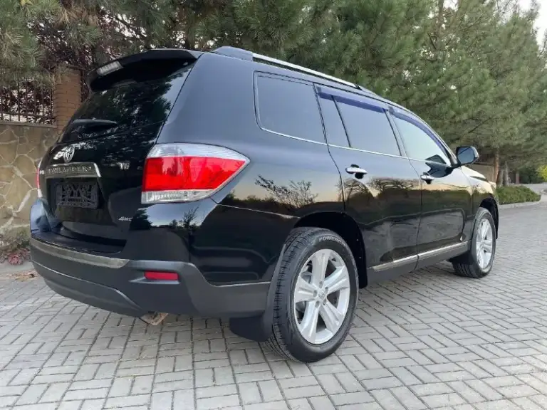 Toyota highlander-2011 год-6-месяца-черный-на черном салоне!
3.5-Бензин-v6 -(273-лошадки!)
Привод -полный !
Владельцев-3 чел!
Пробег -209,000 км (родной)
В максимальной комплектации-limited type-7 мест !
Бесключевой доступ !
Салон -кожа -в отличном состоянии !
Электро-регулировки сидений+ подогревы
Хорошая музыка !
Камера заднего вида -на двух экранах!
Климат контроль-(холодит хорошо!)
Сердце-мотор -работает идеально !(масло заменено 1200 км назад!)
At-работает идеально !
Колеса - оригинал -r19-(резина практически новая, износ-7-10процентов)
Багажник с элекро-приводом -открывается -закрывается с пульта !
Сигнализация с автозапуском !
Свет -шикарный -стоят леды в круг!
Рыжиков-гнили и прочей чепухи -отсутствует !
За машину не стыдно, ухоженная(чаечка)
Цена -1,930000₽(торг присутствует после просмотра!)
Тел :+79495936159
Осмотр -макеевка!
📞 Звоните: +7(949)5936159 - фотография - 3