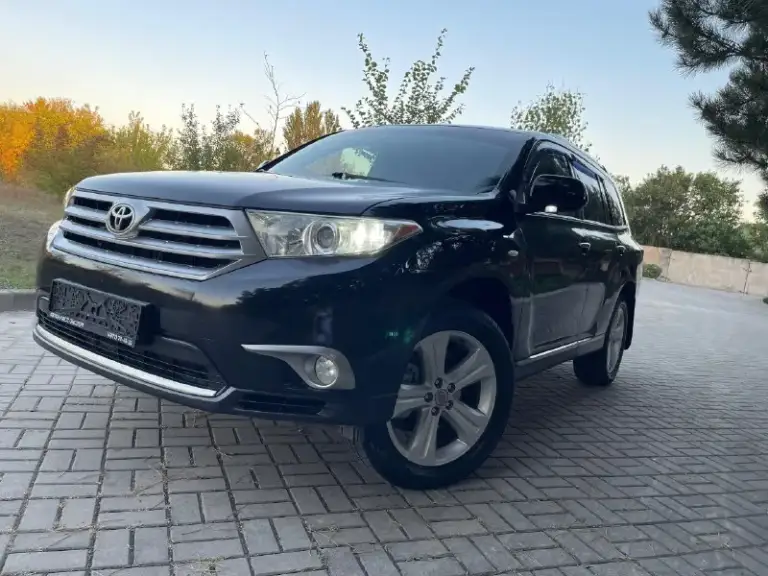 Toyota highlander-2011 год-6-месяца-черный-на черном салоне!
3.5-Бензин-v6 -(273-лошадки!)
Привод -полный !
Владельцев-3 чел!
Пробег -209,000 км (родной)
В максимальной комплектации-limited type-7 мест !
Бесключевой доступ !
Салон -кожа -в отличном состоянии !
Электро-регулировки сидений+ подогревы
Хорошая музыка !
Камера заднего вида -на двух экранах!
Климат контроль-(холодит хорошо!)
Сердце-мотор -работает идеально !(масло заменено 1200 км назад!)
At-работает идеально !
Колеса - оригинал -r19-(резина практически новая, износ-7-10процентов)
Багажник с элекро-приводом -открывается -закрывается с пульта !
Сигнализация с автозапуском !
Свет -шикарный -стоят леды в круг!
Рыжиков-гнили и прочей чепухи -отсутствует !
За машину не стыдно, ухоженная(чаечка)
Цена -1,930000₽(торг присутствует после просмотра!)
Тел :+79495936159
Осмотр -макеевка!
📞 Звоните: +7(949)5936159 - фотография - 4