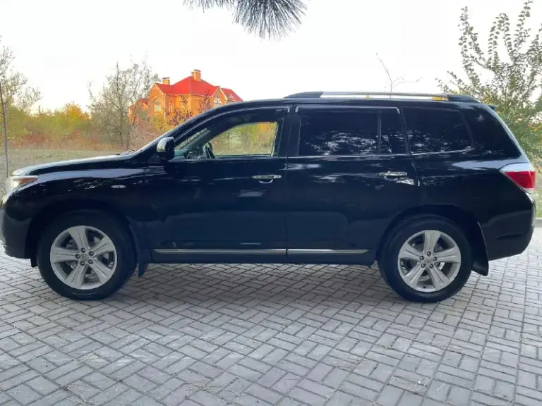 Toyota highlander-2011 год-6-месяца-черный-на черном салоне!
3.5-Бензин-v6 -(273-лошадки!)
Привод -полный !
Владельцев-3 чел!
Пробег -209,000 км (родной)
В максимальной комплектации-limited type-7 мест !
Бесключевой доступ !
Салон -кожа -в отличном состоянии !
Электро-регулировки сидений+ подогревы
Хорошая музыка !
Камера заднего вида -на двух экранах!
Климат контроль-(холодит хорошо!)
Сердце-мотор -работает идеально !(масло заменено 1200 км назад!)
At-работает идеально !
Колеса - оригинал -r19-(резина практически новая, износ-7-10процентов)
Багажник с элекро-приводом -открывается -закрывается с пульта !
Сигнализация с автозапуском !
Свет -шикарный -стоят леды в круг!
Рыжиков-гнили и прочей чепухи -отсутствует !
За машину не стыдно, ухоженная(чаечка)
Цена -1,930000₽(торг присутствует после просмотра!)
Тел :+79495936159
Осмотр -макеевка!
📞 Звоните: +7(949)5936159 - фотография - 5