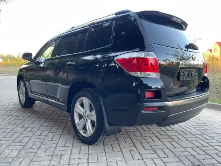 Toyota highlander-2011 год-6-месяца-черный-на черном салоне!
3.5-Бензин-v6 -(273-лошадки!)
Привод -полный !
Владельцев-3 чел!
Пробег -209,000 км (родной)
В максимальной комплектации-limited type-7 мест !
Бесключевой доступ !
Салон -кожа -в отличном состоянии !
Электро-регулировки сидений+ подогревы
Хорошая музыка !
Камера заднего вида -на двух экранах!
Климат контроль-(холодит хорошо!)
Сердце-мотор -работает идеально !(масло заменено 1200 км назад!)
At-работает идеально !
Колеса - оригинал -r19-(резина практически новая, износ-7-10процентов)
Багажник с элекро-приводом -открывается -закрывается с пульта !
Сигнализация с автозапуском !
Свет -шикарный -стоят леды в круг!
Рыжиков-гнили и прочей чепухи -отсутствует !
За машину не стыдно, ухоженная(чаечка)
Цена -1,930000₽(торг присутствует после просмотра!)
Тел :+79495936159
Осмотр -макеевка!
📞 Звоните: +7(949)5936159 - фотография - 6