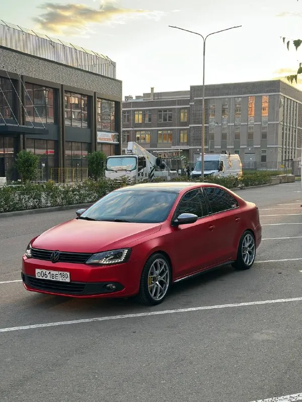 Автомобиль в очень хорошем состоянии, 2014г. 1.4 коробка и dq200, доработанная ревизия, не путать с 2012г.
Пробег 250тыс оригинал, весь в заводском окрасе, без дтп, оклеен в винилловую пленку, и покрыта керамикой, фото до оклейки есть.
Занижение пружины -50
18Е диски на лете
Заменена цепь грм, бензонасос новый, новые свечи, новые тормозные диски и колодки фирмы brembo, полностью вымыты радиаторы, новый теплообменник, новые термостаты стоят более холодные, масло менялось каждые 5 тыс/км, бензин лил только 100й, форсунки прошли чистку на стенде.
По мотору полный сток, ничего не прошивалось, катализатор на месте, коробка работает отлично, вопросов нет
За машиной следил обслуживался вовремя
Адаптивный свет, бесключевой доступ, круиз, мультируль.
Пишите, звоните, по цене 1.4🍋от машины не избавляюсь
Машина находится в краснодаре
+79528364030
📲 Tg: @zrodion0
📞 Звоните: +7(952)8364030 - фотография - 1