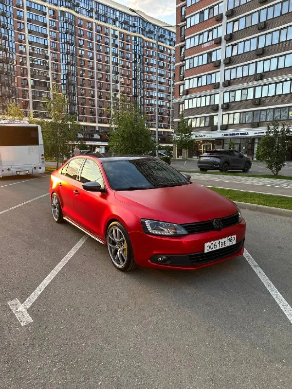 Автомобиль в очень хорошем состоянии, 2014г. 1.4 коробка и dq200, доработанная ревизия, не путать с 2012г.
Пробег 250тыс оригинал, весь в заводском окрасе, без дтп, оклеен в винилловую пленку, и покрыта керамикой, фото до оклейки есть.
Занижение пружины -50
18Е диски на лете
Заменена цепь грм, бензонасос новый, новые свечи, новые тормозные диски и колодки фирмы brembo, полностью вымыты радиаторы, новый теплообменник, новые термостаты стоят более холодные, масло менялось каждые 5 тыс/км, бензин лил только 100й, форсунки прошли чистку на стенде.
По мотору полный сток, ничего не прошивалось, катализатор на месте, коробка работает отлично, вопросов нет
За машиной следил обслуживался вовремя
Адаптивный свет, бесключевой доступ, круиз, мультируль.
Пишите, звоните, по цене 1.4🍋от машины не избавляюсь
Машина находится в краснодаре
+79528364030
📲 Tg: @zrodion0
📞 Звоните: +7(952)8364030 - фотография - 2