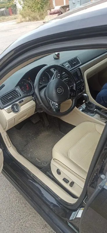 Volkswagen passat nms 1.8. Turbo tsi🇩🇪
2016 Год. Цена 1.55 торг есть.
В хорошем состоянии.
В комплекте 2 ключа!
Светлый кожаный салон, люк!
Пробег 221.000 км в основном трассовый(оригинал любые проверки)
Камера заднего вида, заправленный двух зонный климат контроль, хорошая акустическая система, мультимедиа в большим экраном, поддержка carplay, usb, aux, bluetooth,
Подогревы сидений.
Круиз контроль,
Мульти- руль,
Система start-stop, бесключевой доступ, дистроник, слепые зоны.
Автомобиль полностью обслужен!! Дополнительно в задние пружины установлены пневмоподушки.
Расходники все поменяны.
Стоит на постоянном учете переоформление в мрэо.
Минимальные повреждения, крашена крышка багажника. Подушки не стреляли. Тел. +79493068568
📲 Tg: александр абрамович
📞 Звоните: +7(949)3068568 - фотография - 4
