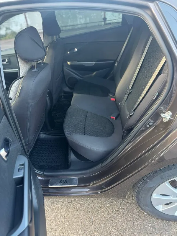 Продается kia rio, 2014 г. В. , рестайлинг
Цена: 1 150 000₽ телефон: +7 (949) 384 62 83 - telegram
Город макеевка
Ключевые преимущества:
· Проверенная история: автомобиль не использовался в такси или каршеринге
·Полностью обслужен, готов к эксплуатации — никаких дополнительных вложений не требует.
· Чистые документы: птс оригинальный, нет штрафов, и ограничений. Любые проверки приветствуются.
· Вместе с автомобилем комплект зимней резины.
Технические характеристики:
· Год выпуска: 2014 (рестайлинг)
· Двигатель: 1.6 л
· Коробка передач: 6-ступенчатый автомат
· Пробег: 100 000 км (подтвержден)
· Состояние: идеальное, ухоженное
Комплектация:
· Климат-контроль (двухзонный)
· Подогрев передних сидений
· Подогрев рулевого колеса
· Подогрев зоны стеклоочистителей
· Электрорегулировка и подогрев зеркал
· Подогрев заднего стекла
· Электропакет
· Мультифункциональное рулевое колесо
· Парктроники
· Магнитола
· Сигнализация двухсторонняя
·Сервисная книжка
· Два ключа
· Чистый салон и кузов - фотография - 7