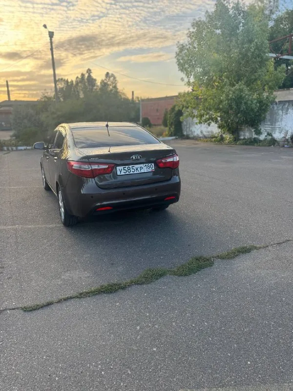 Продается kia rio, 2014 г. В. , рестайлинг
Цена: 1 150 000₽ телефон: +7 (949) 384 62 83 - telegram
Город макеевка
Ключевые преимущества:
· Проверенная история: автомобиль не использовался в такси или каршеринге
·Полностью обслужен, готов к эксплуатации — никаких дополнительных вложений не требует.
· Чистые документы: птс оригинальный, нет штрафов, и ограничений. Любые проверки приветствуются.
· Вместе с автомобилем комплект зимней резины.
Технические характеристики:
· Год выпуска: 2014 (рестайлинг)
· Двигатель: 1.6 л
· Коробка передач: 6-ступенчатый автомат
· Пробег: 100 000 км (подтвержден)
· Состояние: идеальное, ухоженное
Комплектация:
· Климат-контроль (двухзонный)
· Подогрев передних сидений
· Подогрев рулевого колеса
· Подогрев зоны стеклоочистителей
· Электрорегулировка и подогрев зеркал
· Подогрев заднего стекла
· Электропакет
· Мультифункциональное рулевое колесо
· Парктроники
· Магнитола
· Сигнализация двухсторонняя
·Сервисная книжка
· Два ключа
· Чистый салон и кузов - фотография - 8