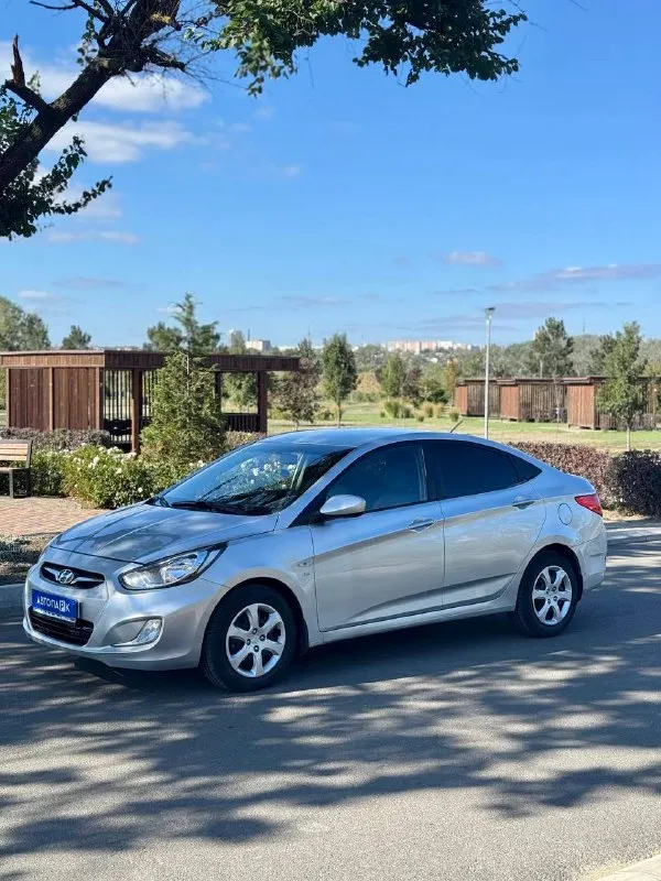 🔘 Hyundai solaris

💰Цена: 800 000р
🏢Город: мариуполь
📅Год выпуска: 2012
🧾Пробег: 221 606км.
⚙️Двигатель: 1.6
⛽Топливо: бензин
⚙️Кпп: механика

📞 Телефон:

+7-989-263-55-56
+7-949-727-41-51
+7-949-551-91-52

💾 Описание:

Solaris зарекомендовал себя на российском рынке как универсальный, практичный и надежный автомобиль для тех, кому важны экономичность,
Надёжность и комфорт.

✅ Южная эксплуатация, кузов без коррозии
✅Хорошее состояние как внешне, так и технически

Шикарная комплектация:
Кондиционер ❄️ (работает отлично), кожаный мульти-руль, четыре электростеклоподьемника, электропривод зеркал, подогрев сидений, птф, abs, airbag, гидроусилитель, хорошая летняя резина.
🎁 Установлена android магнитола с камерой заднего вида и сигнализация с опцией автозапуска.

Улица шевченко 269

🏦 Возможна продажа в кредит по двум документам. - фотография - 1
