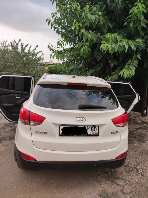 Hyundai ix35 2013 г.
Пробег 147 000 км

2.0

Состояние отличное! Машина с оригинальным пробегом. Родные все стёкла, включая лобовое. Передний привод.
В ней есть абсолютно всё для комфортного вождения: подогревы сидений и руля, адаптивные противотуманные фары, камера заднего вида с предупреждением о столкновении, кожаный салон, датчик дождя, мульти руль, климат-контроль, круиз-контроль, помощь при спуске, подключение bluetooth, aux, abs, esp, airbag, 4 стеклоподъёмника, два ключа и многое другое.
Обслуживалась вовремя.
Без дтп.
Вложений не требует.
Переоформление в мрэо.
Осмотр - макеевка.
Цена - 1,730 торг уместен.
Тел. +79493419657
📞 Звоните: +7(949)3419657 - фотография - 2
