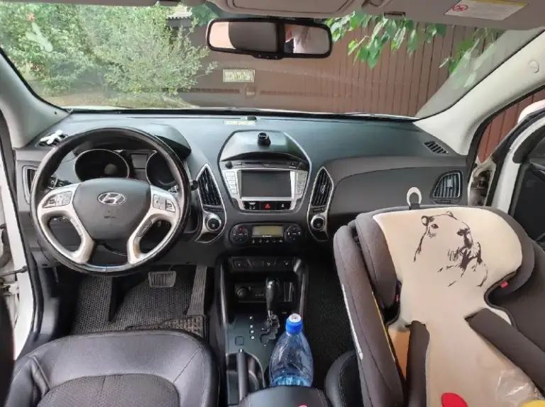 Hyundai ix35 2013 г.
Пробег 147 000 км

2.0

Состояние отличное! Машина с оригинальным пробегом. Родные все стёкла, включая лобовое. Передний привод.
В ней есть абсолютно всё для комфортного вождения: подогревы сидений и руля, адаптивные противотуманные фары, камера заднего вида с предупреждением о столкновении, кожаный салон, датчик дождя, мульти руль, климат-контроль, круиз-контроль, помощь при спуске, подключение bluetooth, aux, abs, esp, airbag, 4 стеклоподъёмника, два ключа и многое другое.
Обслуживалась вовремя.
Без дтп.
Вложений не требует.
Переоформление в мрэо.
Осмотр - макеевка.
Цена - 1,730 торг уместен.
Тел. +79493419657
📞 Звоните: +7(949)3419657 - фотография - 3
