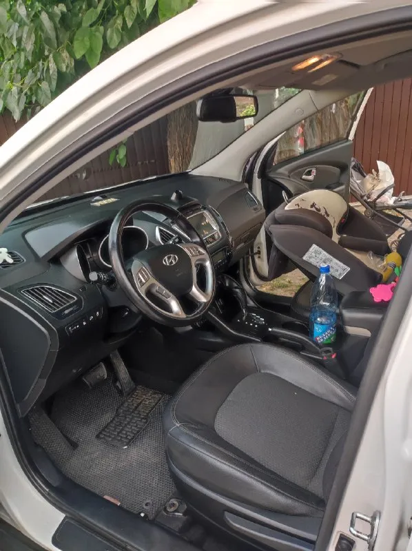 Hyundai ix35 2013 г.
Пробег 147 000 км

2.0

Состояние отличное! Машина с оригинальным пробегом. Родные все стёкла, включая лобовое. Передний привод.
В ней есть абсолютно всё для комфортного вождения: подогревы сидений и руля, адаптивные противотуманные фары, камера заднего вида с предупреждением о столкновении, кожаный салон, датчик дождя, мульти руль, климат-контроль, круиз-контроль, помощь при спуске, подключение bluetooth, aux, abs, esp, airbag, 4 стеклоподъёмника, два ключа и многое другое.
Обслуживалась вовремя.
Без дтп.
Вложений не требует.
Переоформление в мрэо.
Осмотр - макеевка.
Цена - 1,730 торг уместен.
Тел. +79493419657
📞 Звоните: +7(949)3419657 - фотография - 4