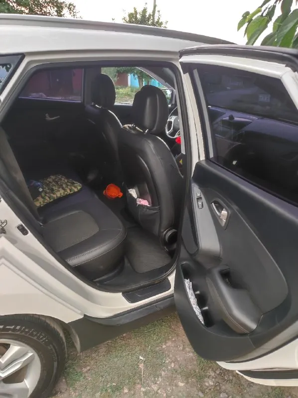 Hyundai ix35 2013 г.
Пробег 147 000 км

2.0

Состояние отличное! Машина с оригинальным пробегом. Родные все стёкла, включая лобовое. Передний привод.
В ней есть абсолютно всё для комфортного вождения: подогревы сидений и руля, адаптивные противотуманные фары, камера заднего вида с предупреждением о столкновении, кожаный салон, датчик дождя, мульти руль, климат-контроль, круиз-контроль, помощь при спуске, подключение bluetooth, aux, abs, esp, airbag, 4 стеклоподъёмника, два ключа и многое другое.
Обслуживалась вовремя.
Без дтп.
Вложений не требует.
Переоформление в мрэо.
Осмотр - макеевка.
Цена - 1,730 торг уместен.
Тел. +79493419657
📞 Звоните: +7(949)3419657 - фотография - 5