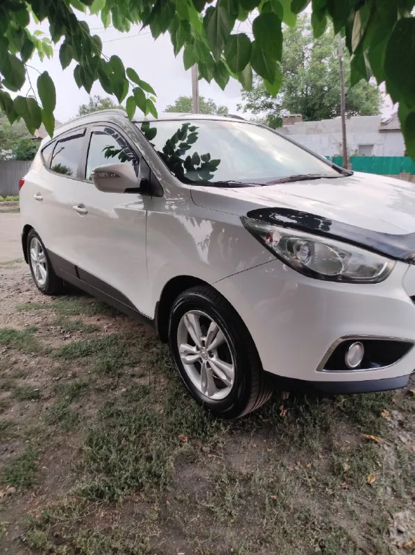 Hyundai ix35 2013 г.
Пробег 147 000 км

2.0

Состояние отличное! Машина с оригинальным пробегом. Родные все стёкла, включая лобовое. Передний привод.
В ней есть абсолютно всё для комфортного вождения: подогревы сидений и руля, адаптивные противотуманные фары, камера заднего вида с предупреждением о столкновении, кожаный салон, датчик дождя, мульти руль, климат-контроль, круиз-контроль, помощь при спуске, подключение bluetooth, aux, abs, esp, airbag, 4 стеклоподъёмника, два ключа и многое другое.
Обслуживалась вовремя.
Без дтп.
Вложений не требует.
Переоформление в мрэо.
Осмотр - макеевка.
Цена - 1,730 торг уместен.
Тел. +79493419657
📞 Звоните: +7(949)3419657 - фотография - 6