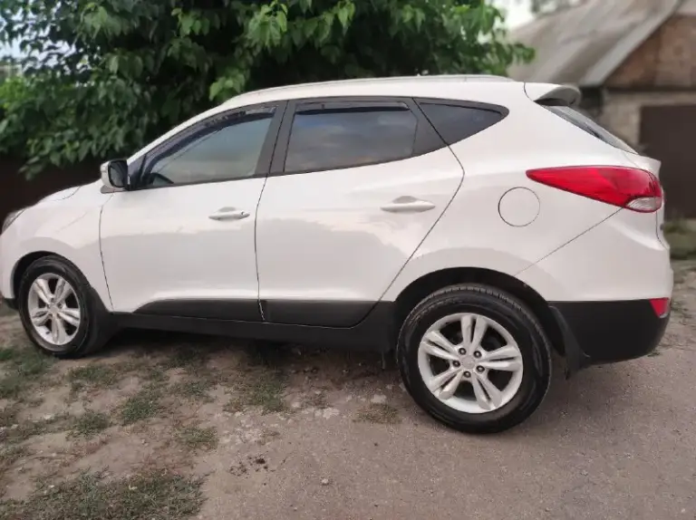 Hyundai ix35 2013 г.
Пробег 147 000 км

2.0

Состояние отличное! Машина с оригинальным пробегом. Родные все стёкла, включая лобовое. Передний привод.
В ней есть абсолютно всё для комфортного вождения: подогревы сидений и руля, адаптивные противотуманные фары, камера заднего вида с предупреждением о столкновении, кожаный салон, датчик дождя, мульти руль, климат-контроль, круиз-контроль, помощь при спуске, подключение bluetooth, aux, abs, esp, airbag, 4 стеклоподъёмника, два ключа и многое другое.
Обслуживалась вовремя.
Без дтп.
Вложений не требует.
Переоформление в мрэо.
Осмотр - макеевка.
Цена - 1,730 торг уместен.
Тел. +79493419657
📞 Звоните: +7(949)3419657 - фотография - 7