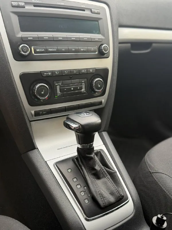 В продаже skoda octavia a5,1.4 amt,2011 года, с пробегом 114 тыс, у машины 1 хозяин, очень бережная эксплуатация, состояния автомобиля на отлично, двигатель работает превосходно, коробка переключает плавно, ничего не пинает, и не дергает, едет достойно, комплектация, датчик дождя, датчик света, круиз контроль, 2 зонный климат, все работает, все включается, по ходовой части ничего делать не нужно, плотная, едет уверенно, все остальные интересующиеся вам вопросы задавайте по номеру +79591917427, не дозвонитесь пишите, звоните на телеграмм❗️
Цена:1🍋
📞 Звоните: +7(959)1917427 - фотография - 6